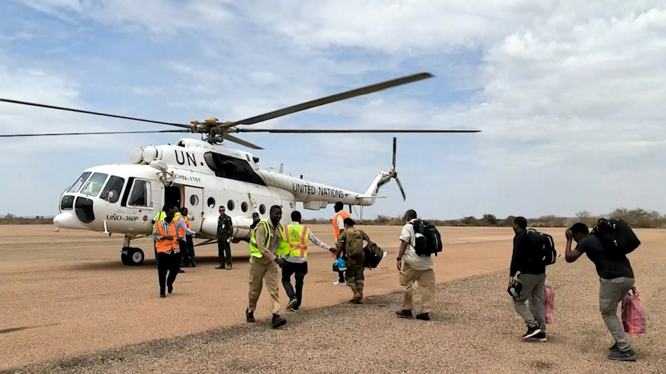 Unit helikopter melakukan total 12 penerbangan dalam tiga hari berturut-turut untuk mengekstraksi total 79 pekerja PBB dan mengirimkan 6