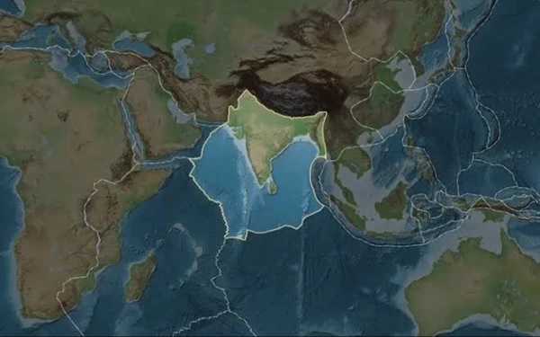 Pusat gempa bumi (episentrum) tersebut berada di blok Lhasa di bagian selatan Dataran Tinggi Qinghai-Tibet