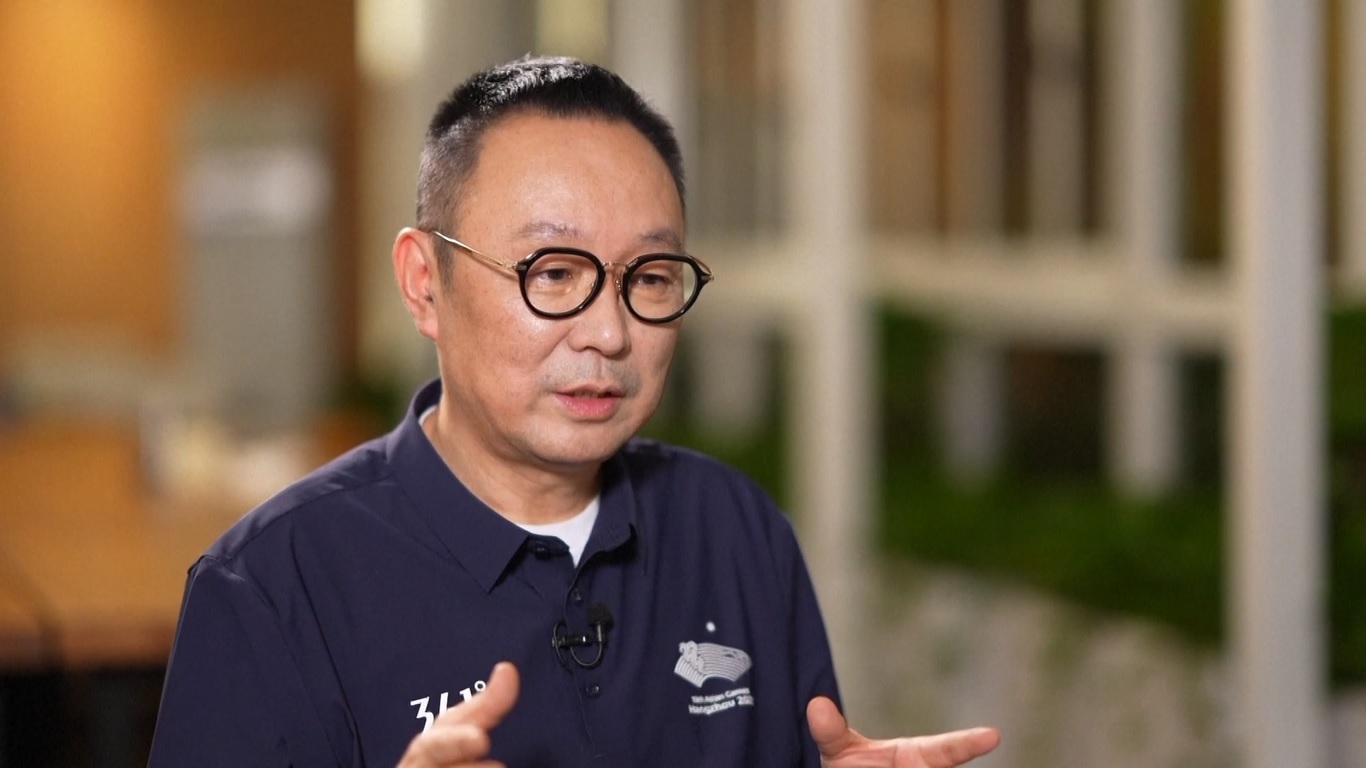 Salah satu figur yang paling menarik perhatian pada upacara pembukaan adalah pembawa obor digital raksasa