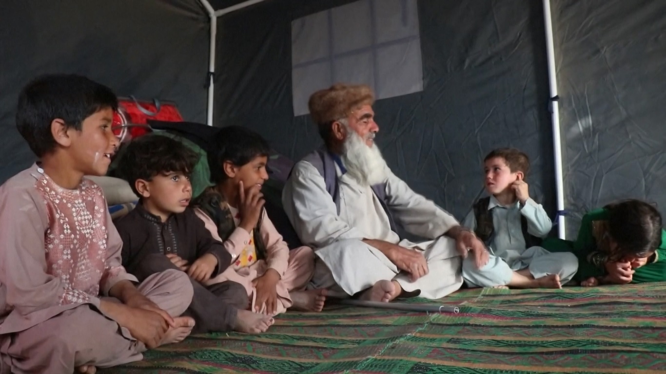 Bantuan pertama berupa tenda dan tempat tidur gulung tiba di Bandara Internasional Herat