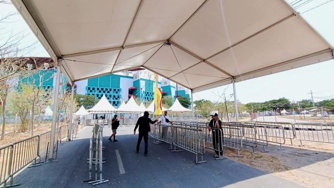 Pintu masuk Stadion Gelora Bung Tomo (GBT) menggunakan penjagaan tiga lapis jelang pembukaan atau opening ceremony Piala Dunia U-17 2023