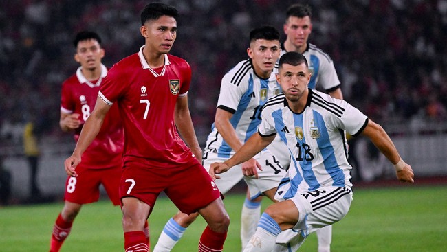 Bintang Argentina Guido Rodriguez tampak sangat antusias mengenal beragam kebudayaan lokal Bali dari ikut sembahyang