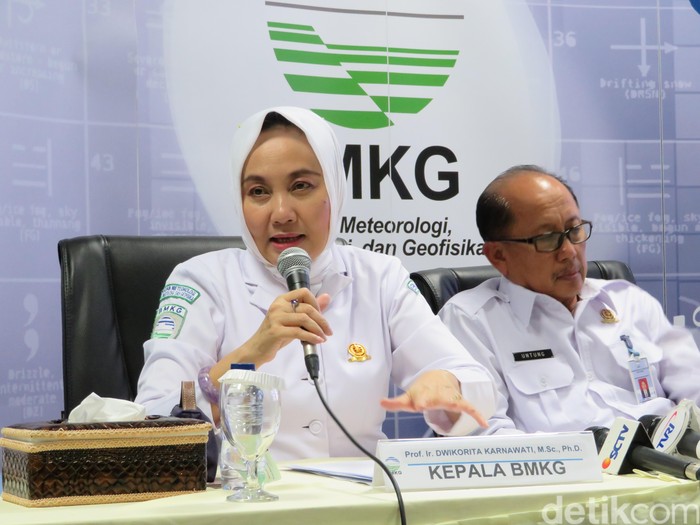 Puluhan ton garam ditabur di atas perairan Selat Sunda