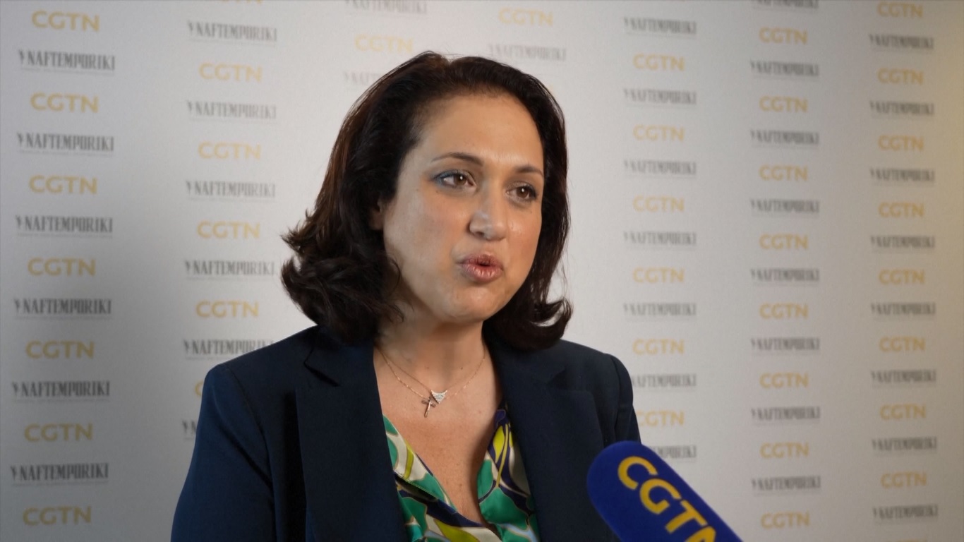 Ia menyoroti Pelabuhan Piraeus