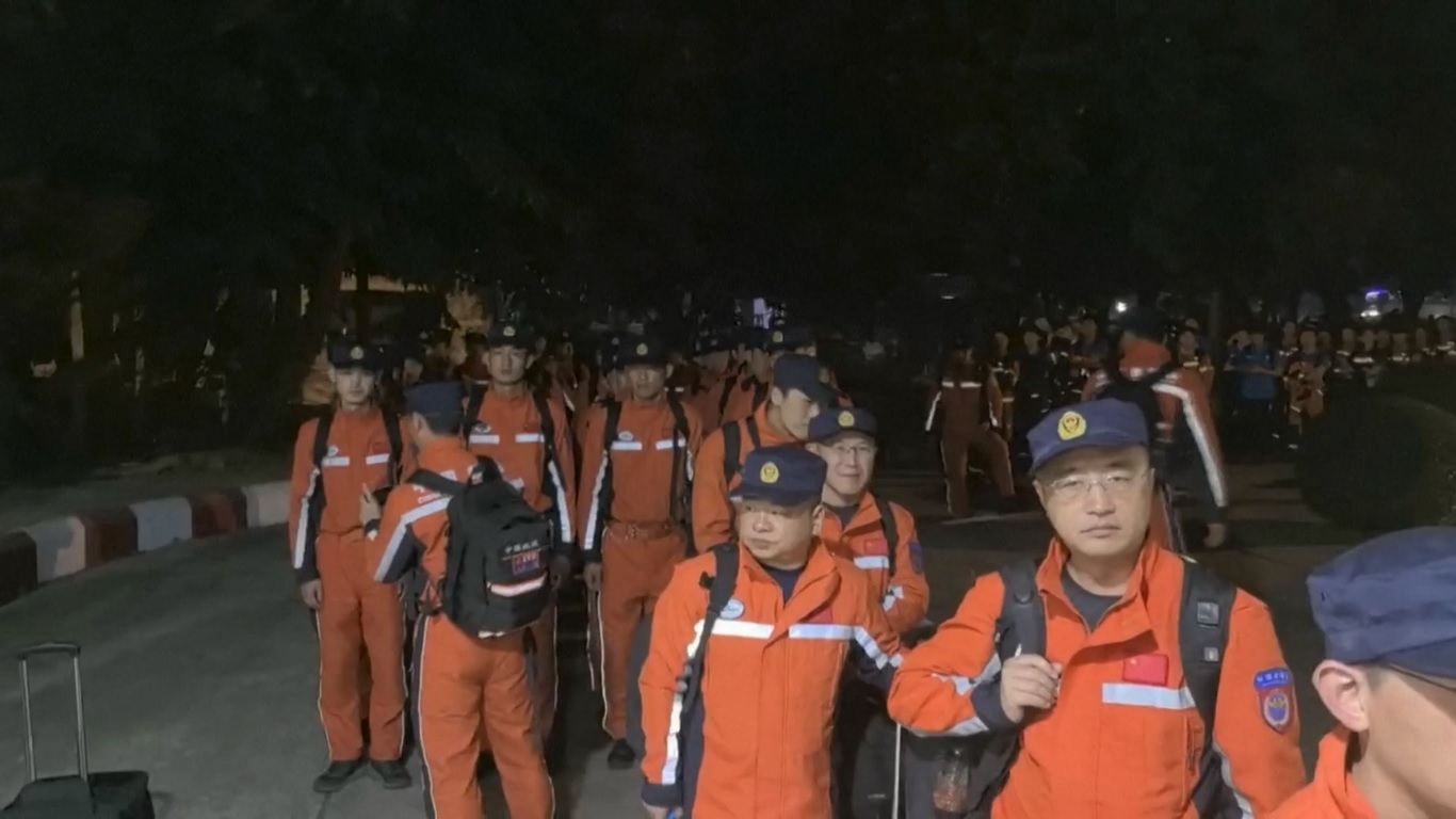 Mereka membantu negara Asia Tenggara tersebut dalam operasi bantuan menyusul gempa bumi dahsyat yang telah menewaskan lebih dari 3600 orang hingga hari Selasa (8/4)