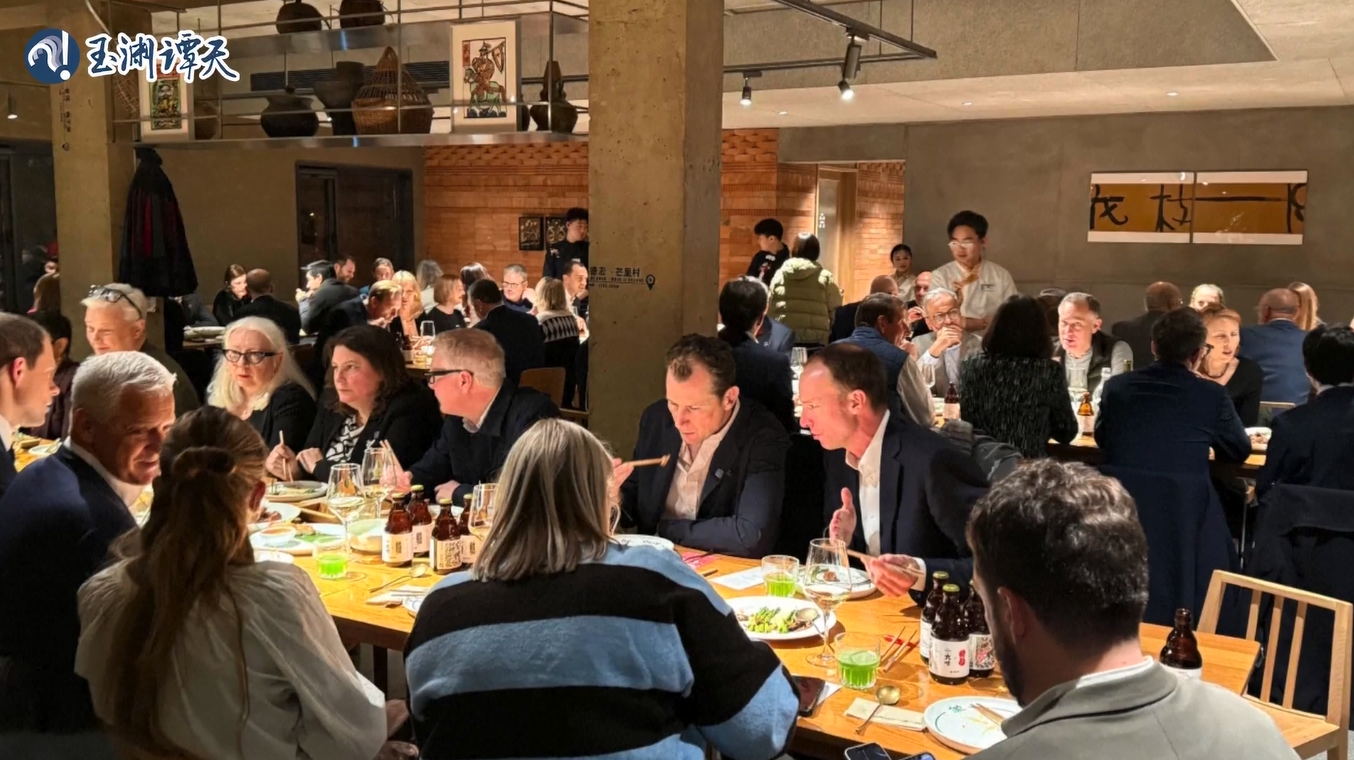 Perdana Menteri Inggris Keir Starmer Tunjukkan Keahliannya Gunakan Sumpit di Sebuah Restoran di Beijing