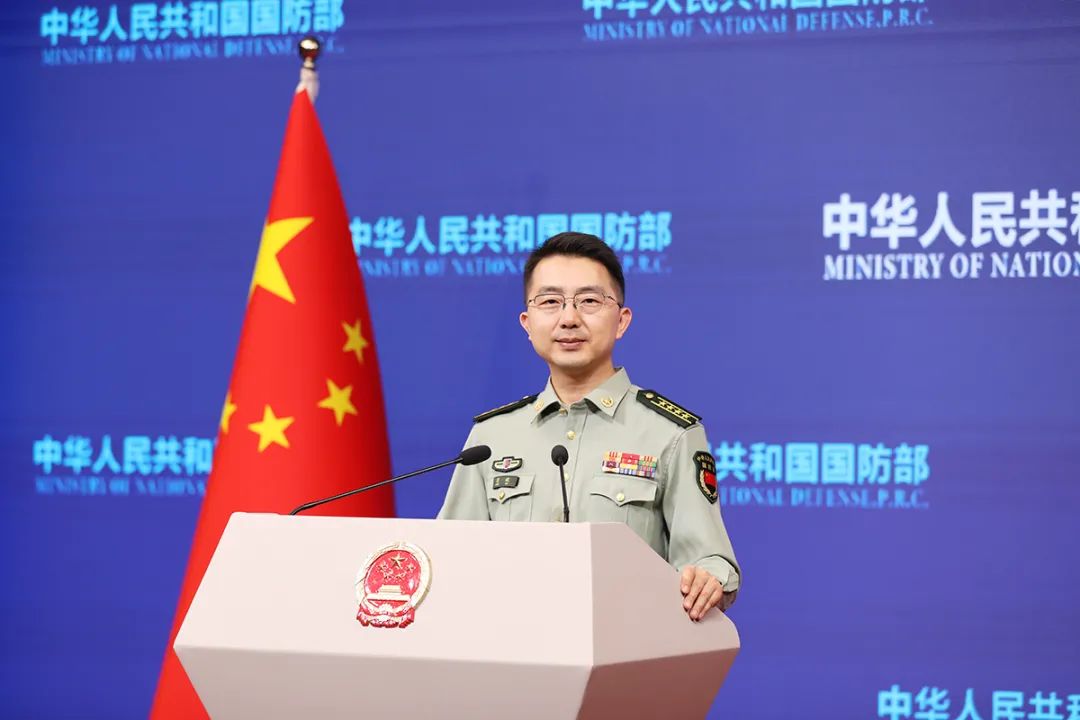 Gaya jumpa persnya memadukan kelembutan dengan ketegasan