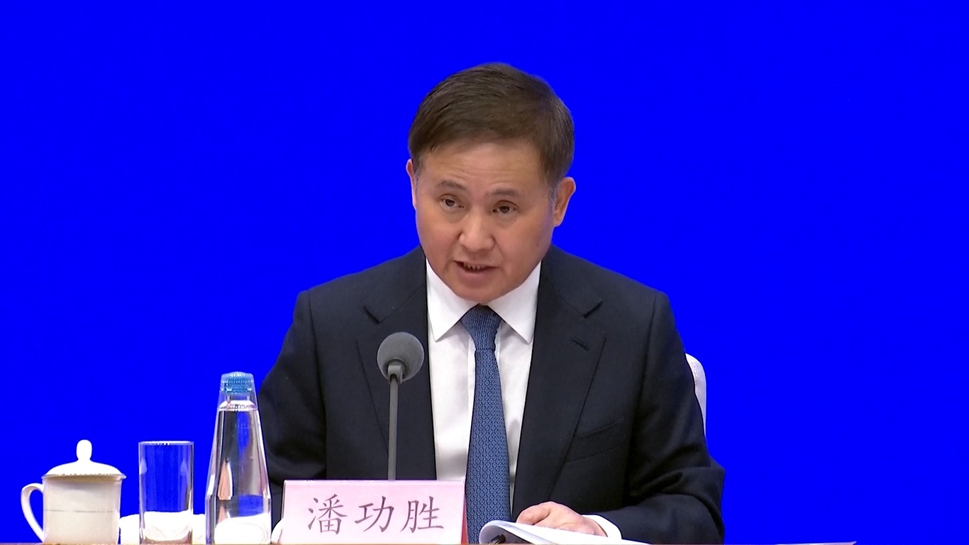 Berbicara dalam konferensi pers