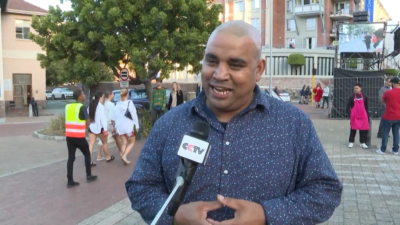 Acara ini menampilkan kendaraan hias besar