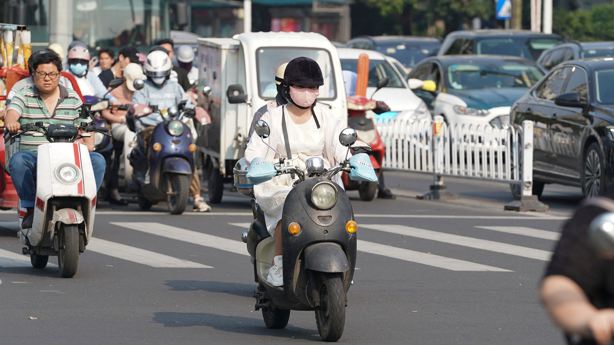 Tiongkok adalah produsen dan pengguna utama moped dan skuter listrik