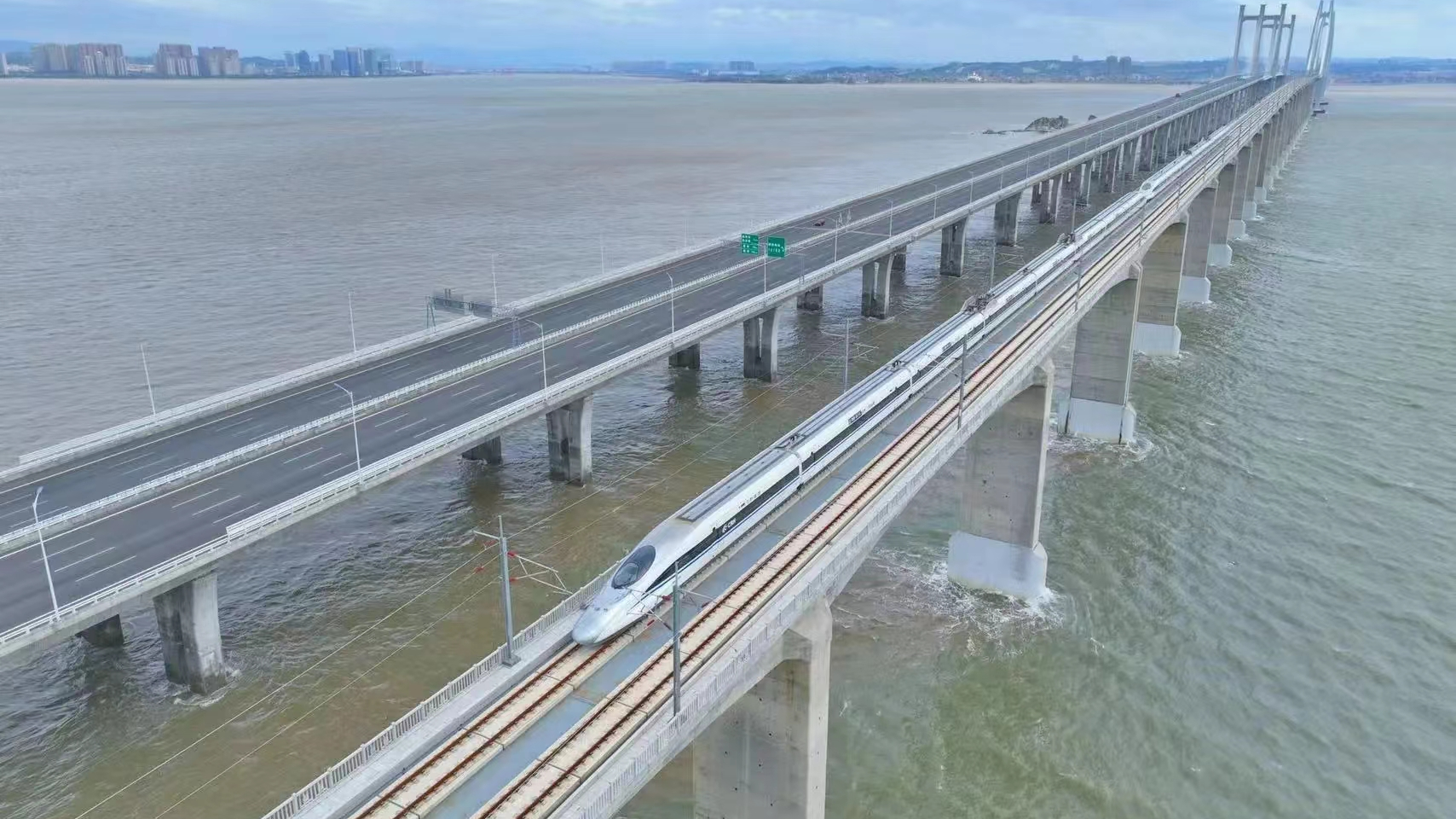 Kereta api berkecepatan tinggi Fuzhou-Xiamen adalah kereta api berkecepatan tinggi lintas laut pertama di negara itu dengan kecepatan desain maksimum 350 km / jam