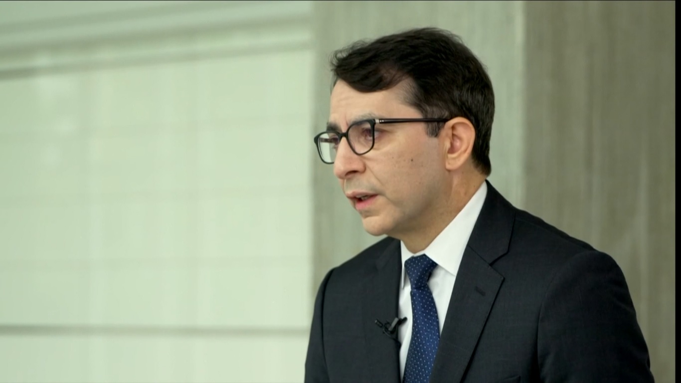 Laporan ini mencatat berbagai risiko yang dihadapi perekonomian global