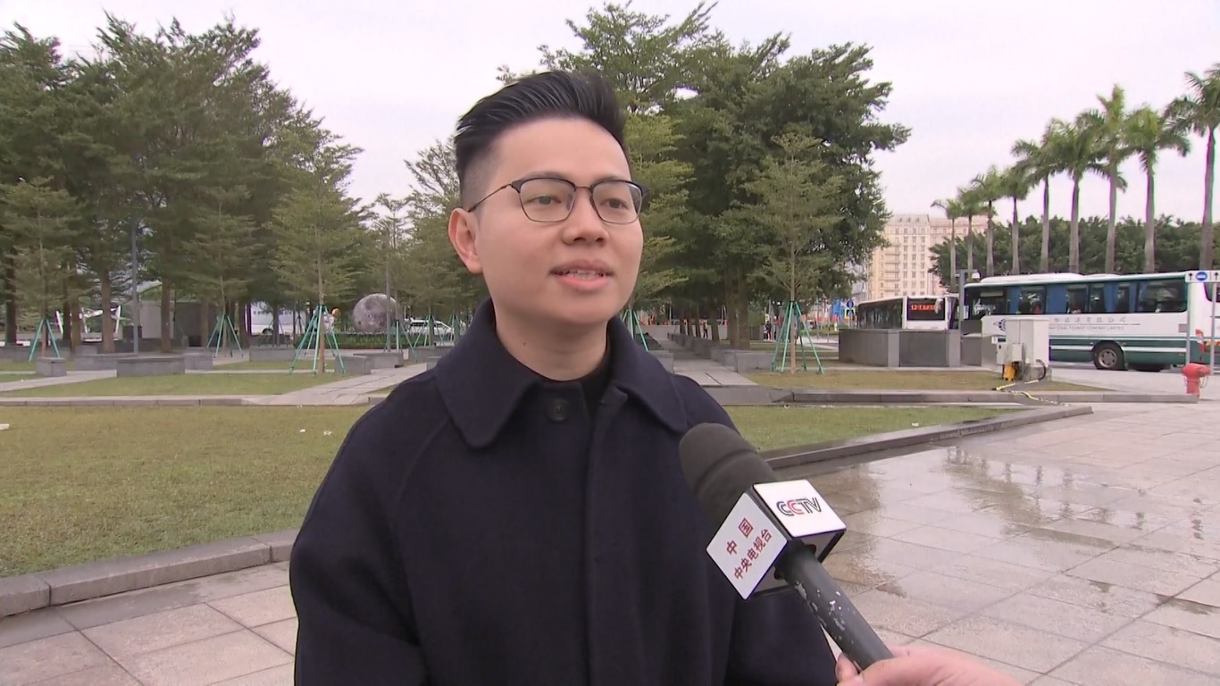 Senado Square yang ikonik dan jalan-jalan utama kini dipenuhi dengan bendera Republik Rakyat Tiongkok dan Daerah Administratif Khusus Makau