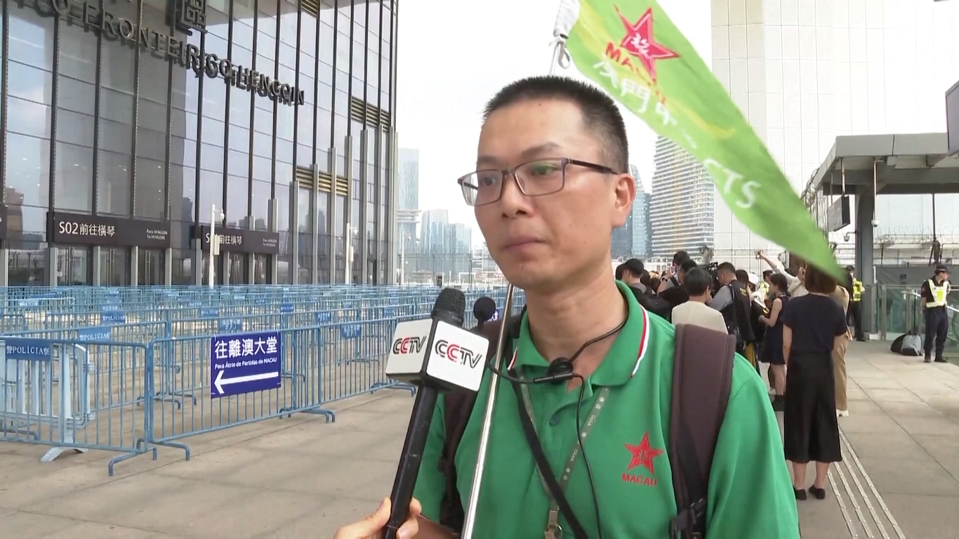 Kelompok tersebut terdiri dari 16 wisatawan