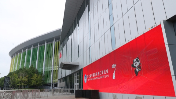 CIIE berfungsi untuk menunjukkan langkah-langkah keterbukaan dan kepercayaan diri Tiongkok untuk berbagi peluang pembangunan baru Tiongkok dengan negara-negara lain