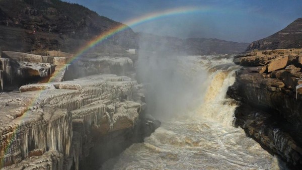 "Jembatan Pelangi" yang Spektakuler Menghiasi Air Terjun Hukou di Sungai Kuning