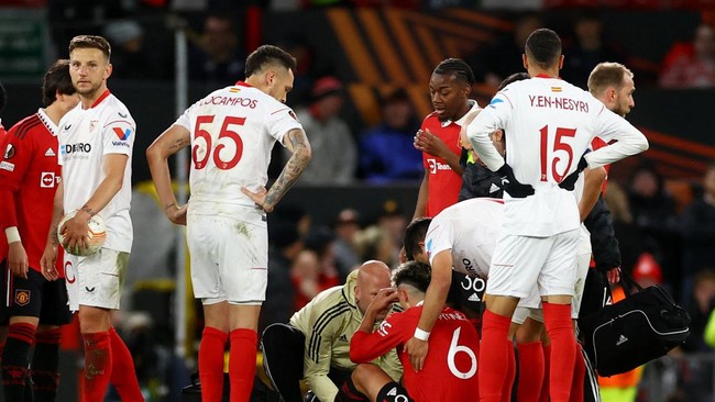 Manchester United semakin apes karena Lisandro Martinez dan Raphael Varane cedera saat gagal menang atas Sevilla pada leg pertama perempat final Liga Europa di Old Trafford
