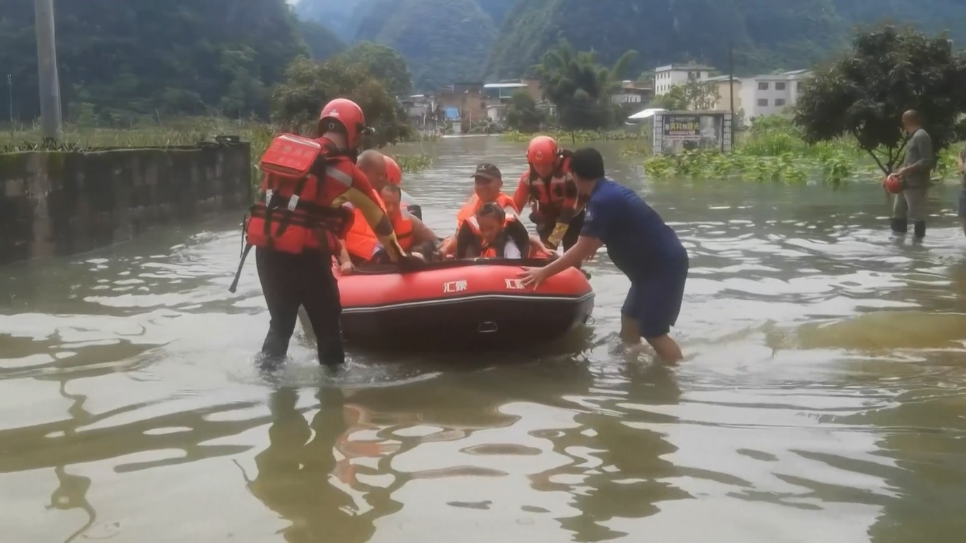 Tim Penyelamat Bergegas Selamatkan Warga Terlantar setelah Hujan Lebat Melanda Guangxi