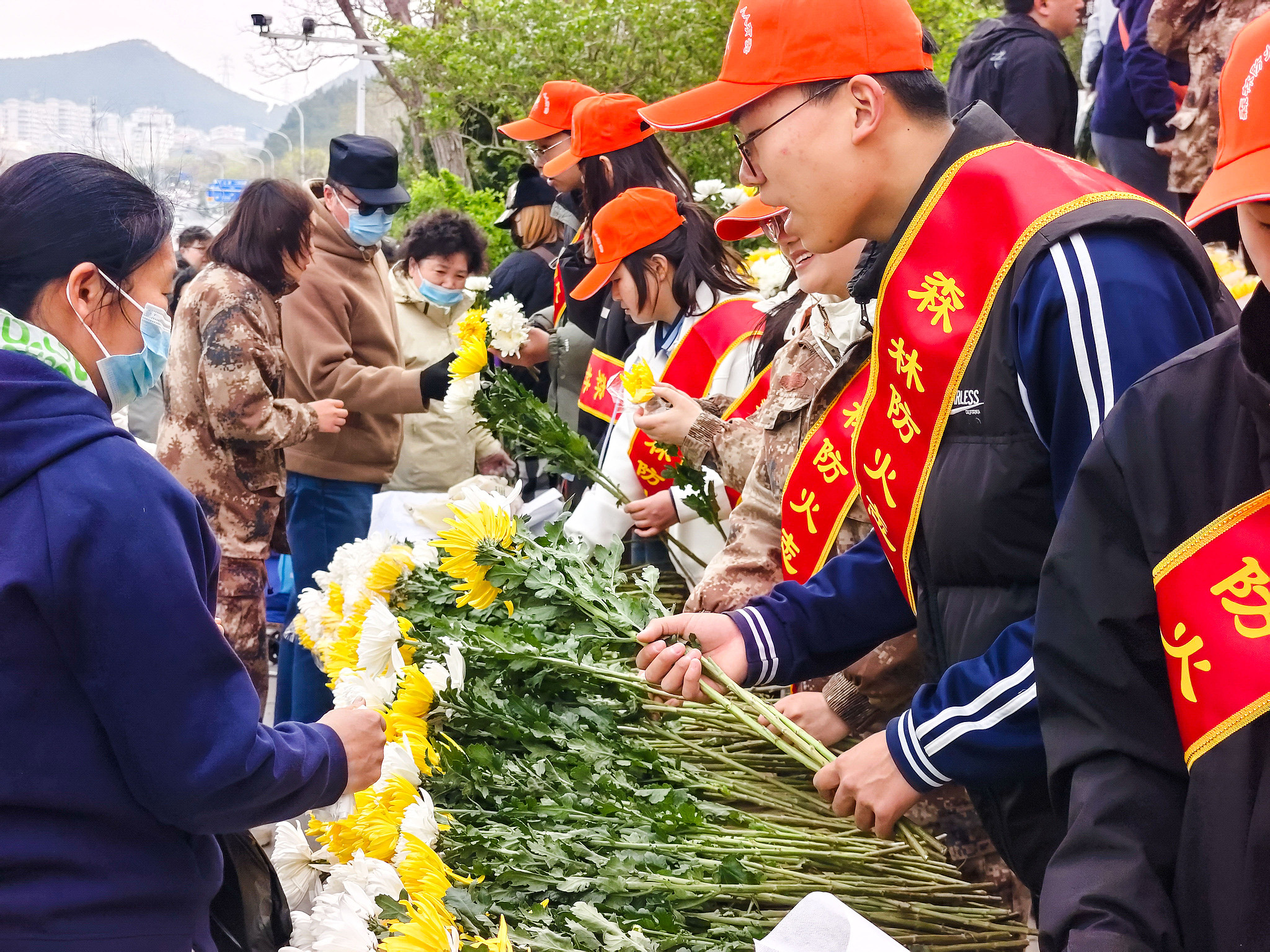 Demi kenyamanan mereka yang tidak dapat datang ke lokasi untuk memberikan penghormatan kepada leluhur mereka