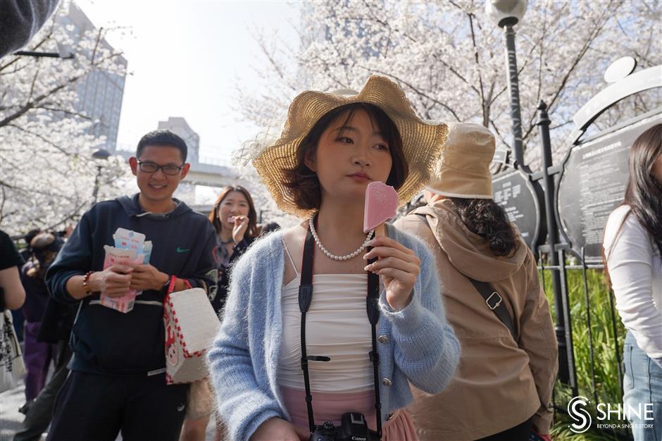 Shanghai dilanda suhu terik di atas 31 derajat Celsius pada hari Selasa yang lalu hari paling awal yang melampaui 30 derajat sejak 1933