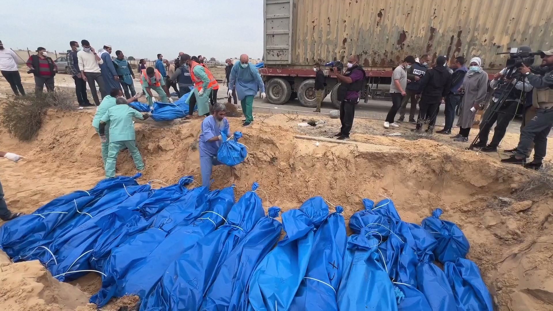 Jenazah lebih dari 100 warga Palestina yang dikembalikan oleh Israel dimakamkan di sebuah pemakaman di kota Khan Younis di Gaza selatan pada hari Rabu