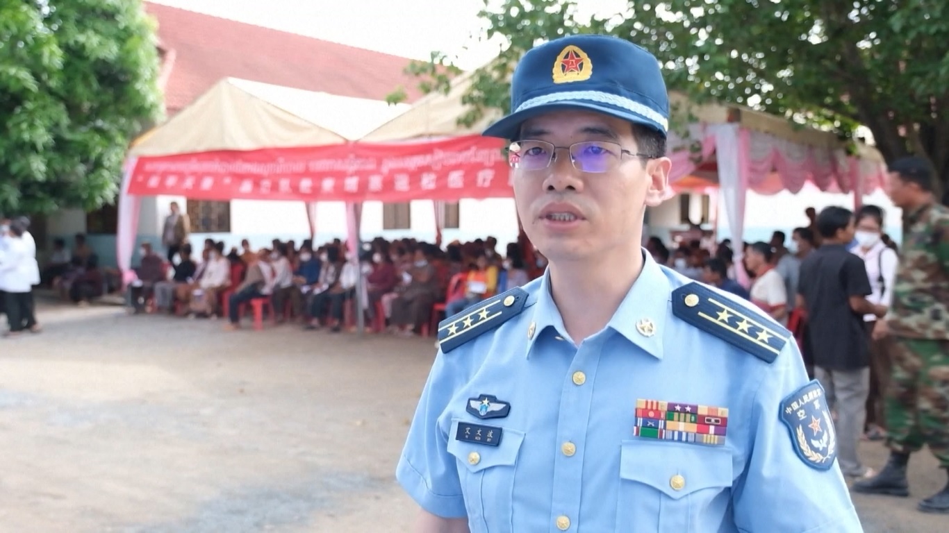 Para dokter spesialis Tiongkok dengan sabar memeriksa setiap pasien