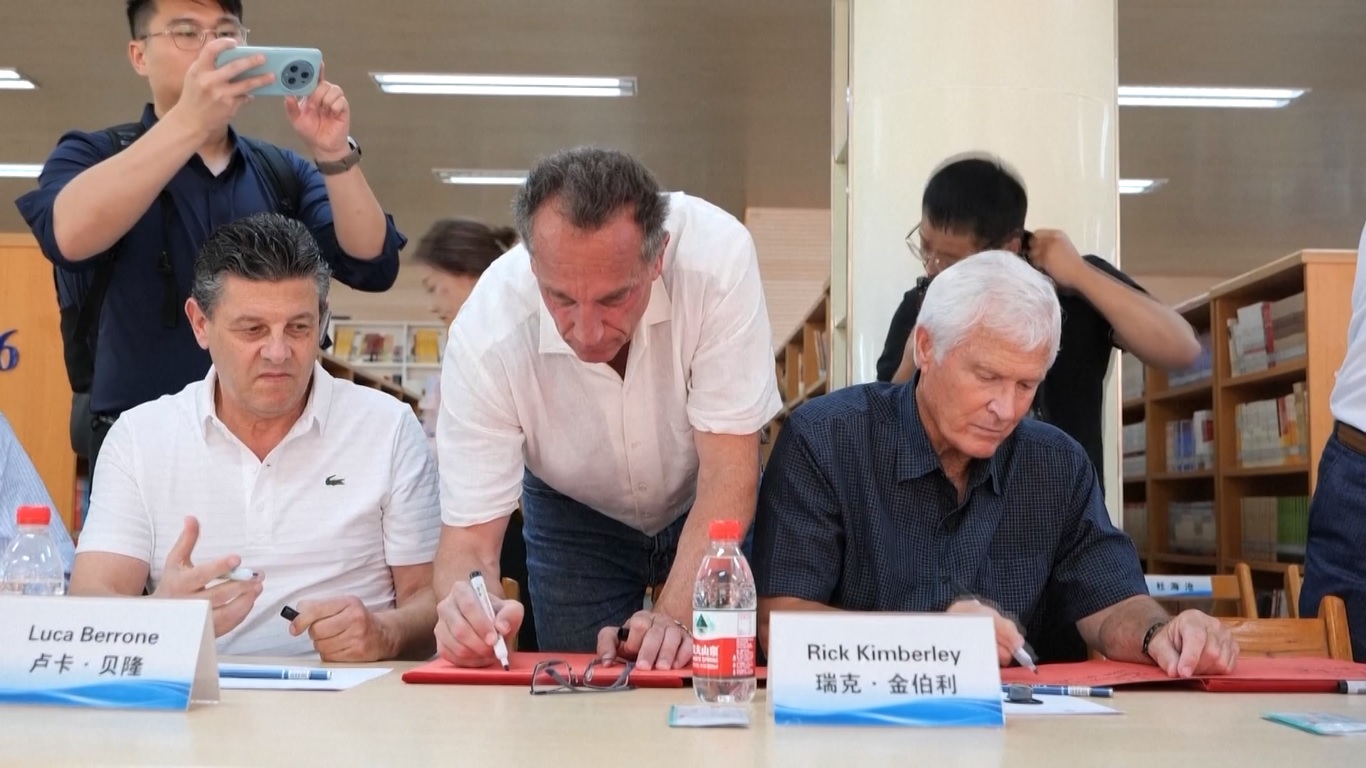 Kunjungan ini bertepatan dengan perayaan 40 tahun hubungan antara Provinsi Hebei dan Negara Bagian Iowa