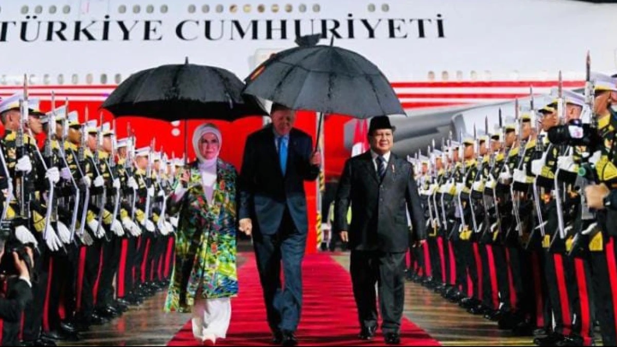 Setibanya di bawah tangga pesawat