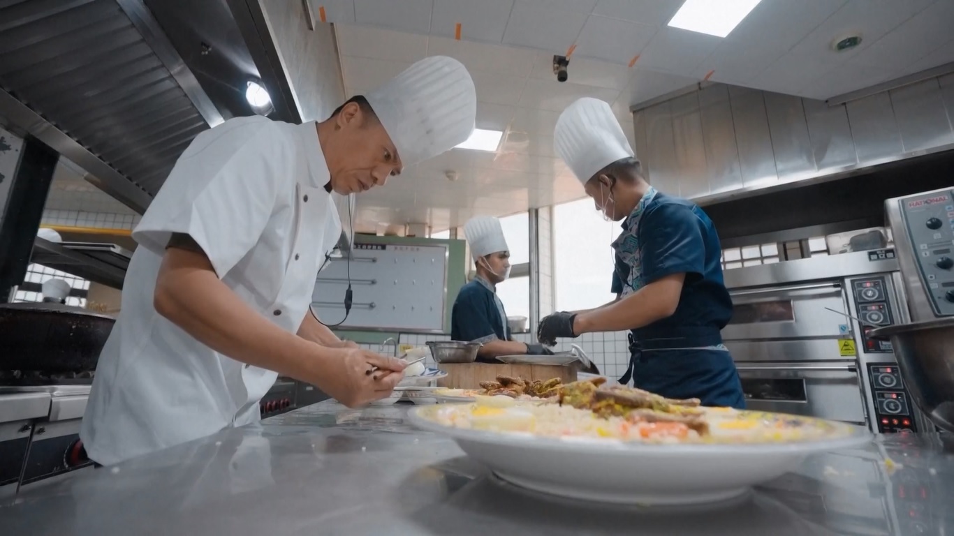 Koki Restoran Ini Tampilkan Keramahan Xinjiang melalui Masakan Otentik