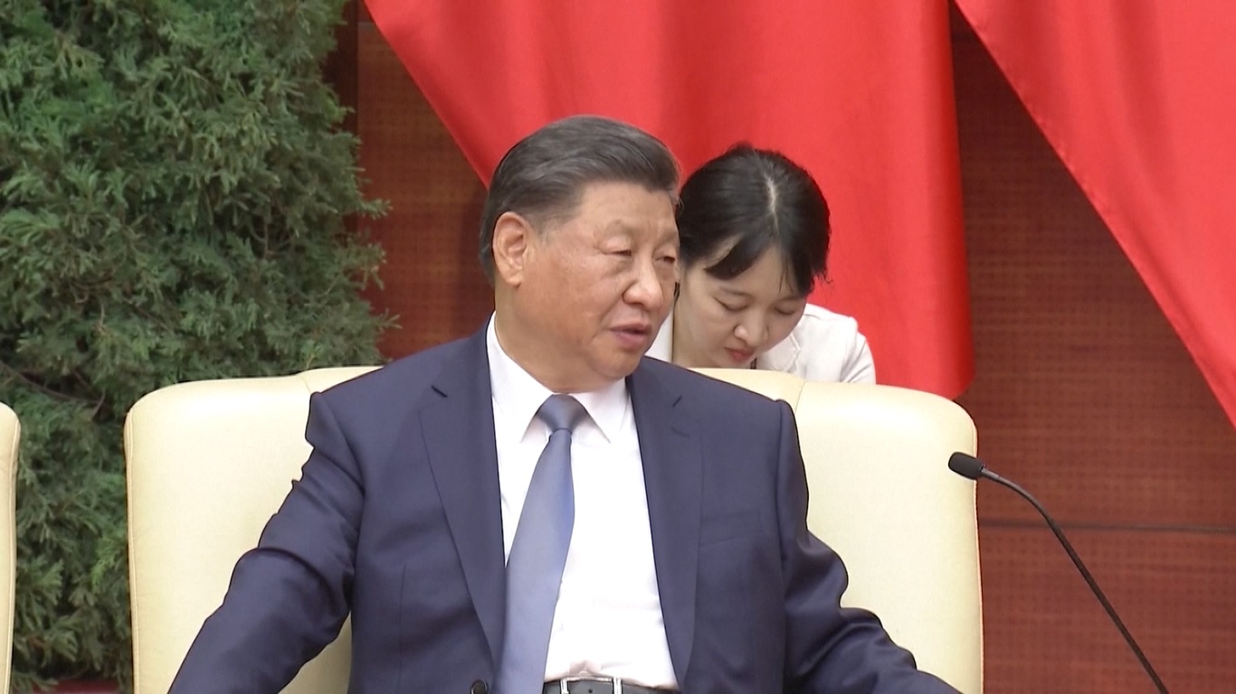 Xi menambahkan bahwa ia siap untuk terus menjaga komunikasi yang erat dengan Trong melalui berbagai cara yang fleksibel