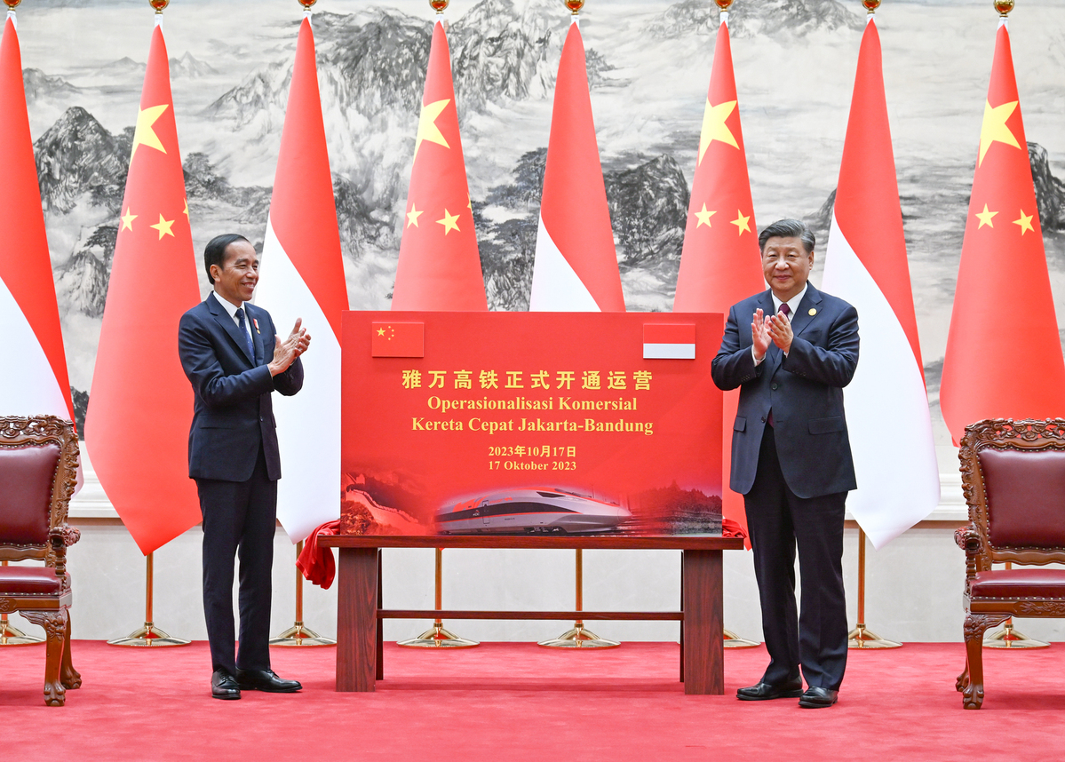 Xi mengatakan Tiongkok bersedia untuk terus meningkatkan dukungan timbal balik dalam mewujudkan modernisasi dan peremajaan nasional dengan Indonesia dan mendorong pertumbuhan hubungan bilateral yang berjangka panjang dan stabil sehingga dapat memberikan kekuatan yang lebih kuat untuk pembangunan satu sama lain