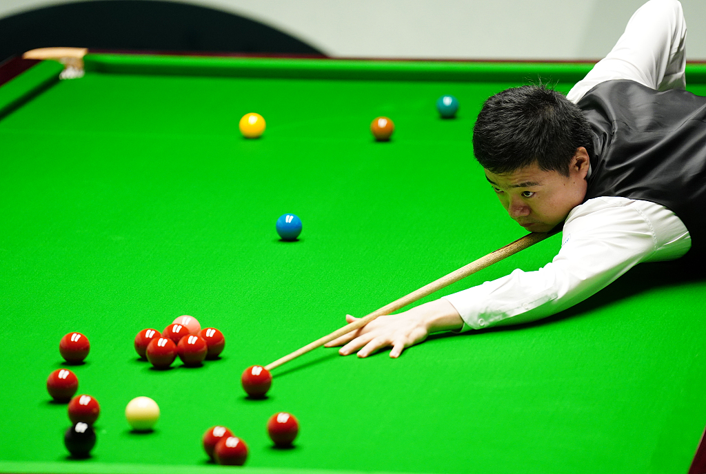 Hossein Vafaei dari Iran memastikan dirinya ke babak kedua setelah mengalahkan Ding Junhui dari Tiongkok 10-6 dan Mark Williams mengalahkan Jimmy Robertson 10-5 dengan penampilan yang mengesankan di Kejuaraan Dunia Snooker yang sedang berlangsung di Inggris pada hari Senin(17/4)