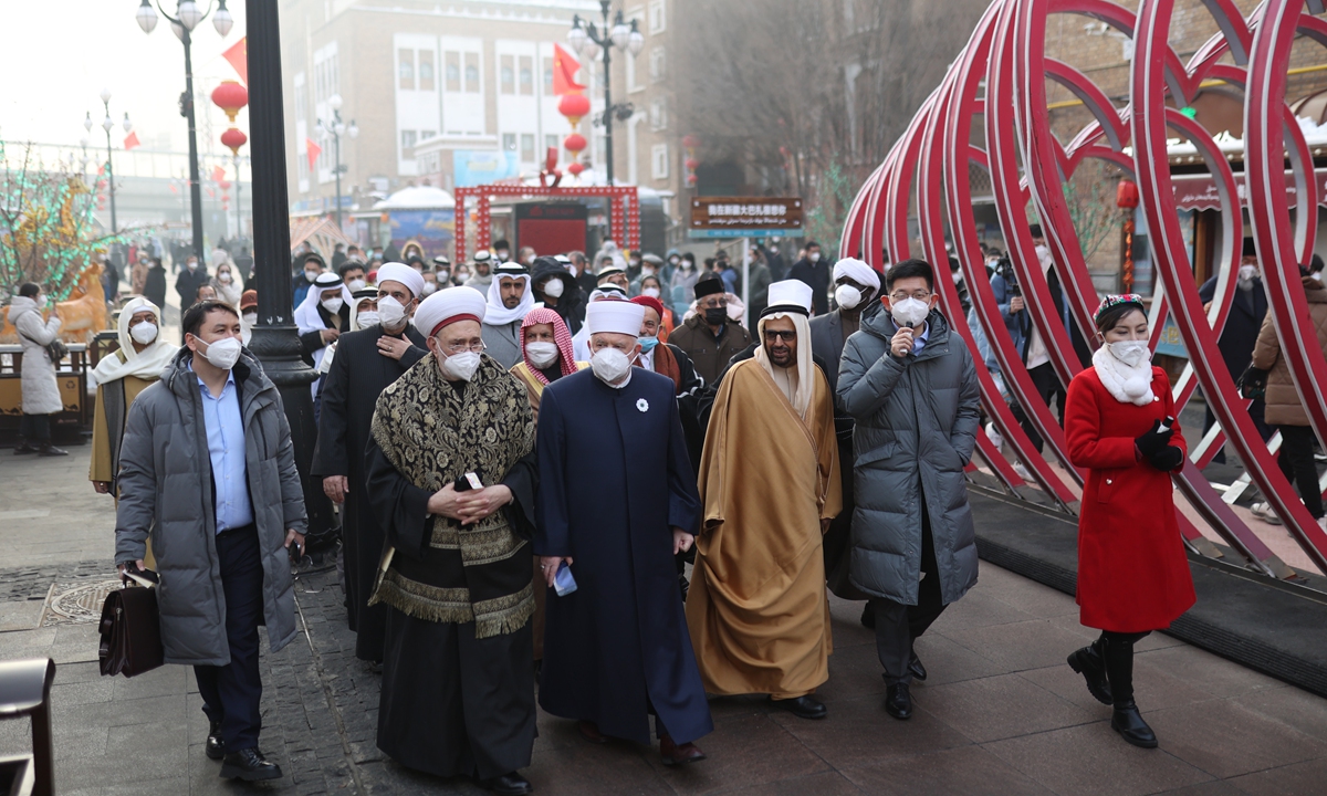 Sekelompok tokoh dan cendekiawan Islam berkunjung ke Daerah Otonomi Uighur Xinjiang Tiongkok Barat Laut