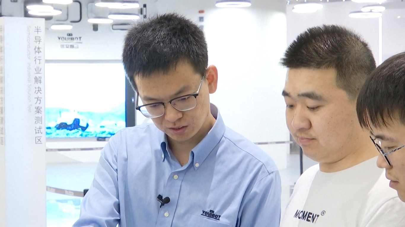 Robot bergerak presisi tinggi ini dirancang khusus untuk mencengkeram wafer semikonduktor yang mahal dan rapuh