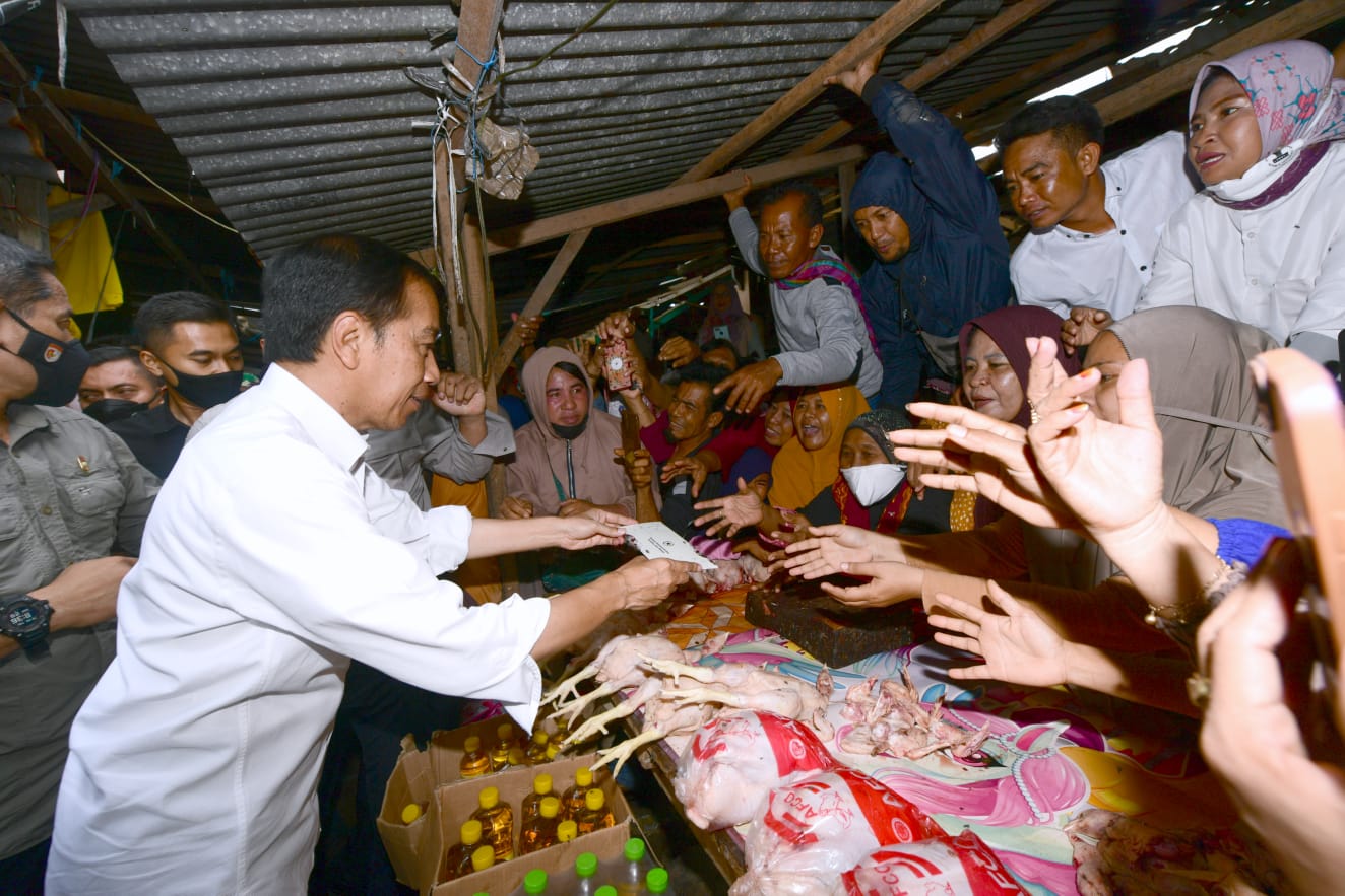 Presiden dan Ibu Iriana juga menyerahkan bantuan modal kerja (BMK) kepada para pedagang kaki lima (PKL)