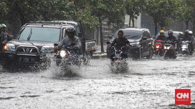 Banjir melanda sejumlah kawasan di DKI Jakarta Banjir juga jadi media penularan terhadap beberapa penyakit Penyakit apa saja yang harus diwaspadai saat banjir melanda?