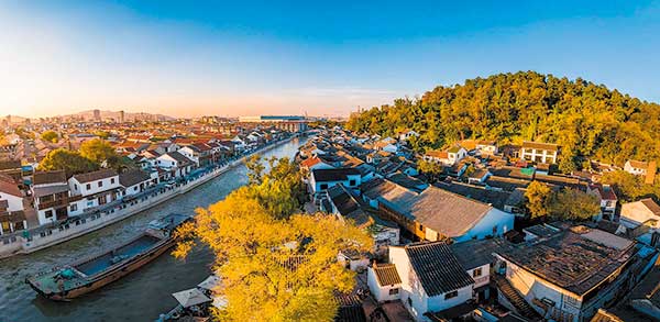 Terletak di kaki Gunung Shushan di samping Sungai Lihe yang tenang Jalan Gunan di Yixing provinsi Jiangsu menyimpan kisah-kisah masa lalu