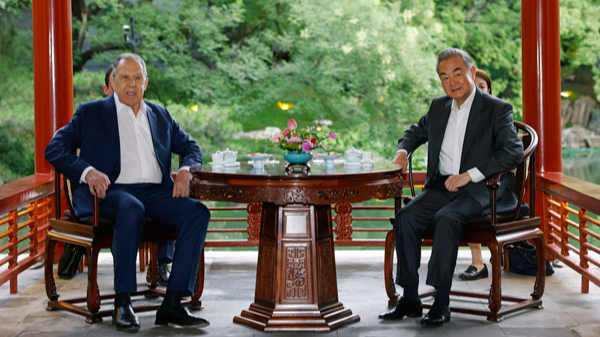 Menlu Tiongkok dan Rusia Berjanji untuk Bersatu di Tengah Gejolak Dunia