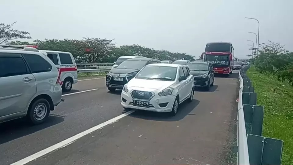Operator Jalan Tol Cikopo-Palimanan atau Astra Tol Cipali mencatat 377122 kendaraan sudah melintas di ruas tol tersebut pada periode 18-22 Desember 2023 serta jumlahnya diakumulasikan meningkat selama momen libur Natal 2023 dan Tahun Baru 2024