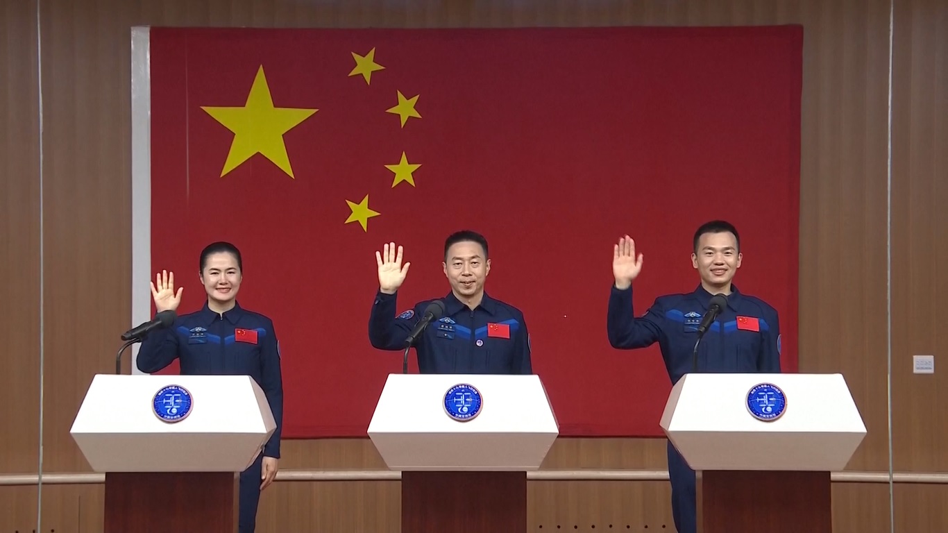Ketiga astronot tersebut akan mengambil alih komando stasiun antariksa Tiangong Tiongkok dari kru Shenzhou-18 yang saat ini mengorbit