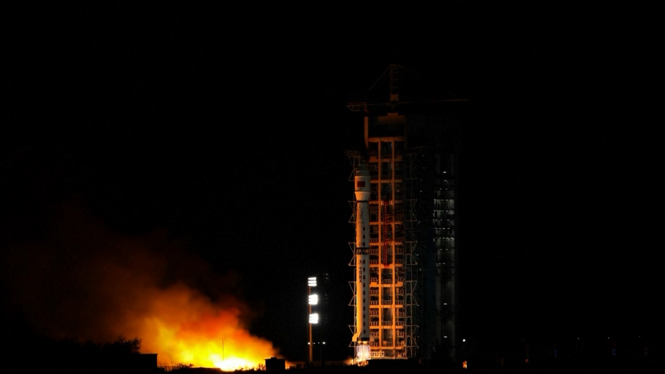 Tiongkok Luncurkan Satelit Fengyun-3 08
