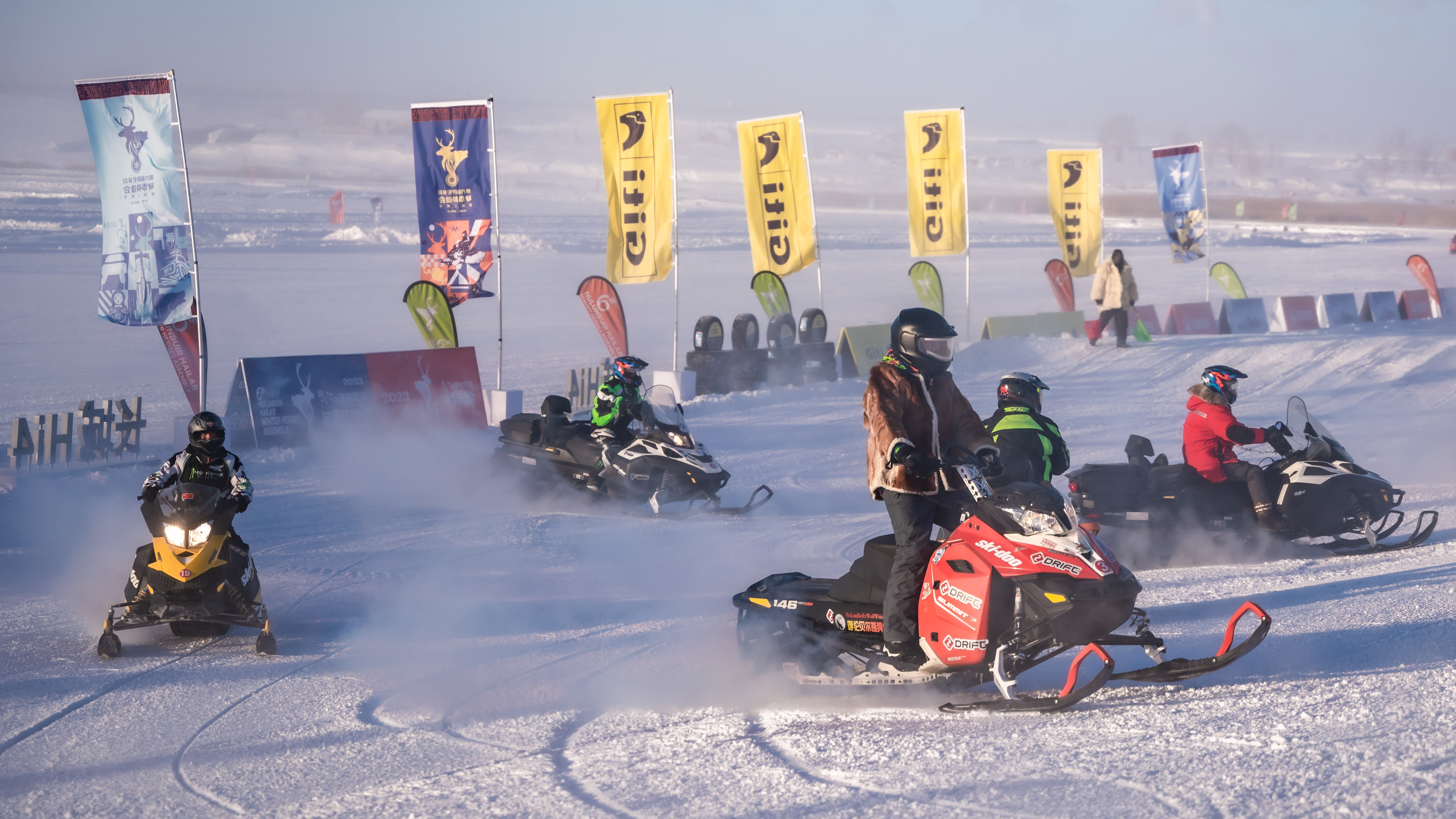 Meskipun tanahnya tertutup es dan salju dengan suhu di bawah minus 30 derajat Celcius tidak ada yang menghentikan semangat orang-orang terhadap acara olahraga ini
