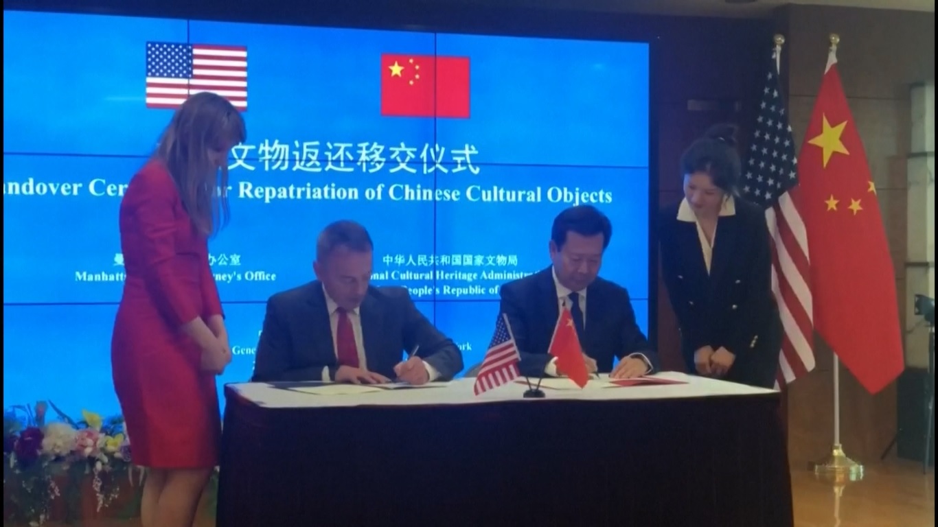 Pada upacara serah terima yang diadakan di Konsulat Jenderal Tiongkok di New York