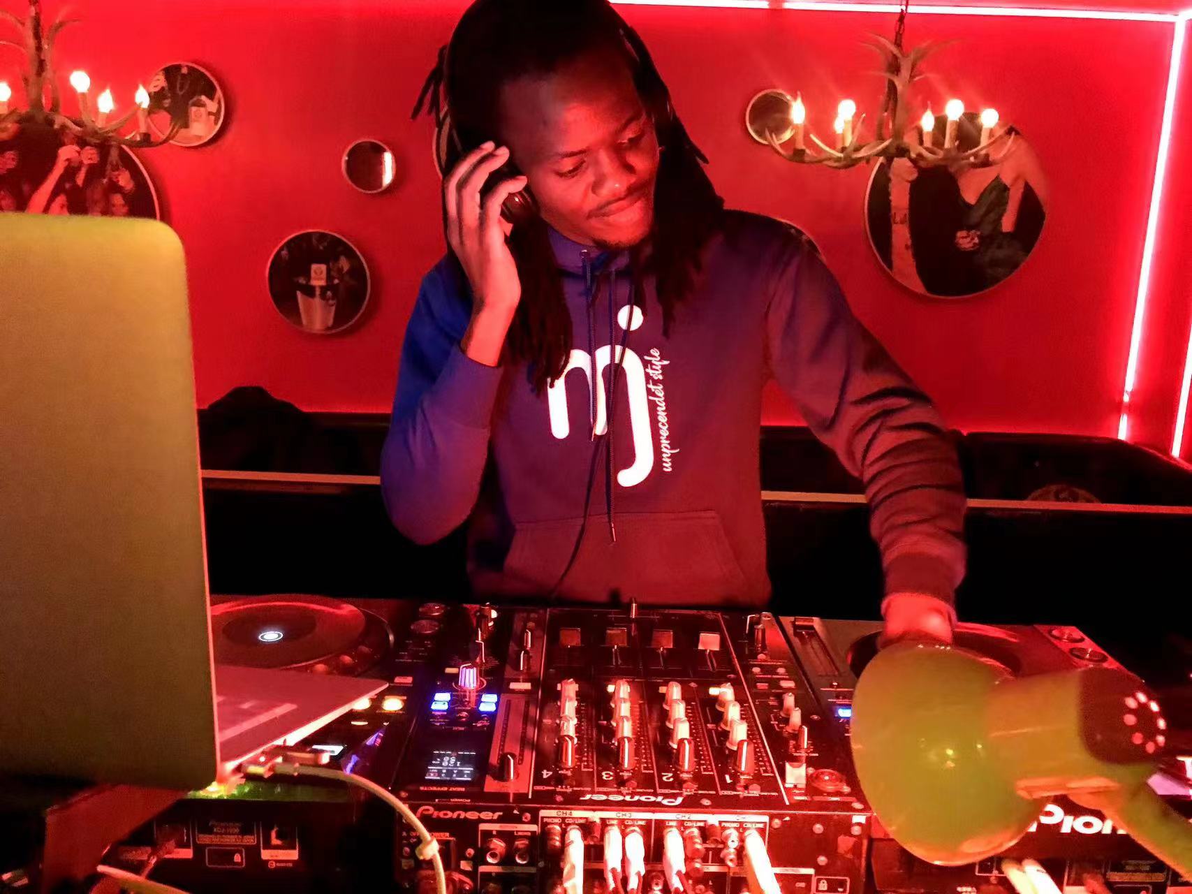 Berawal dari jalanan Johannesburg dan Pretoria di Afrika Selatan hingga studio di Lagos lalu masuk di acara radio di Inggris dan sekarang terdengar klub-klub malam di Beijing