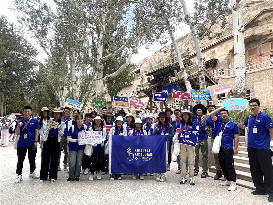Inisiatif yang diluncurkan pada tahun 2017 oleh Universitas Jiao Tong Shanghai bekerja sama dengan Akademi Dunhuang bertujuan untuk memberikan pengetahuan tentang Gua Mogao kepada para sukarelawan serta meningkatkan bakat mereka dalam studi dan penyebaran budaya Dunhuang
