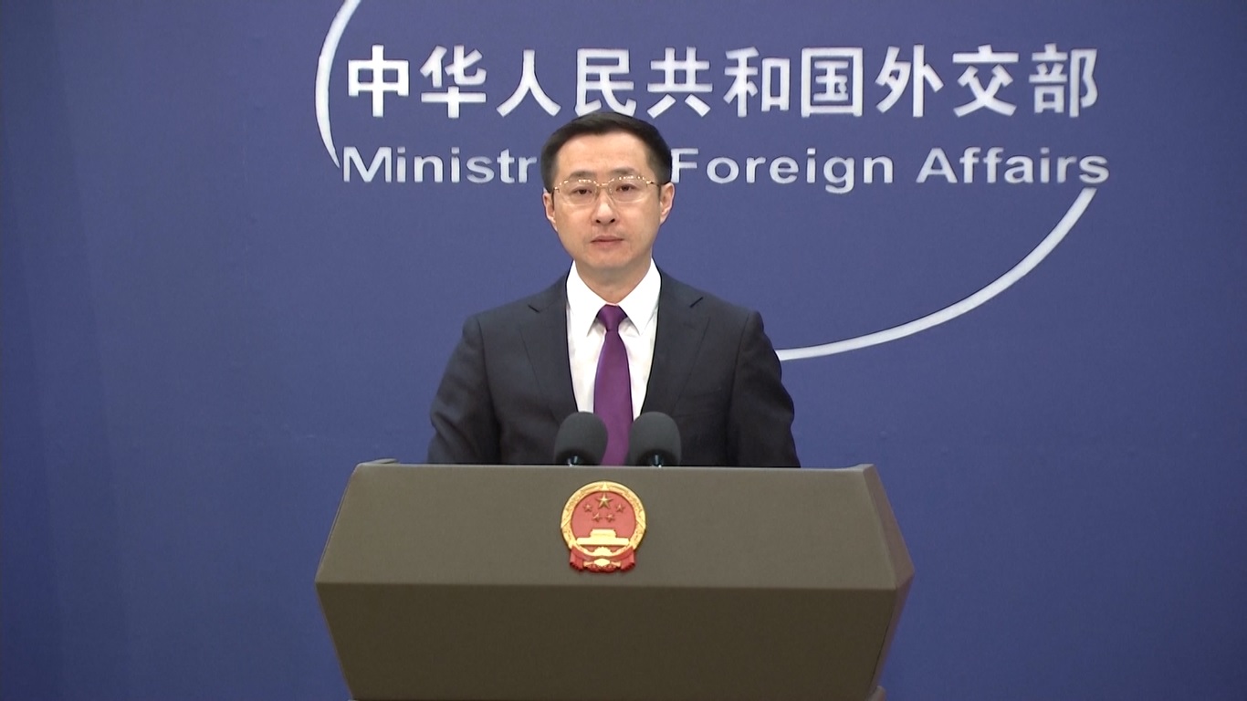 Mencatat bahwa pembangunan adalah hak universal semua negara