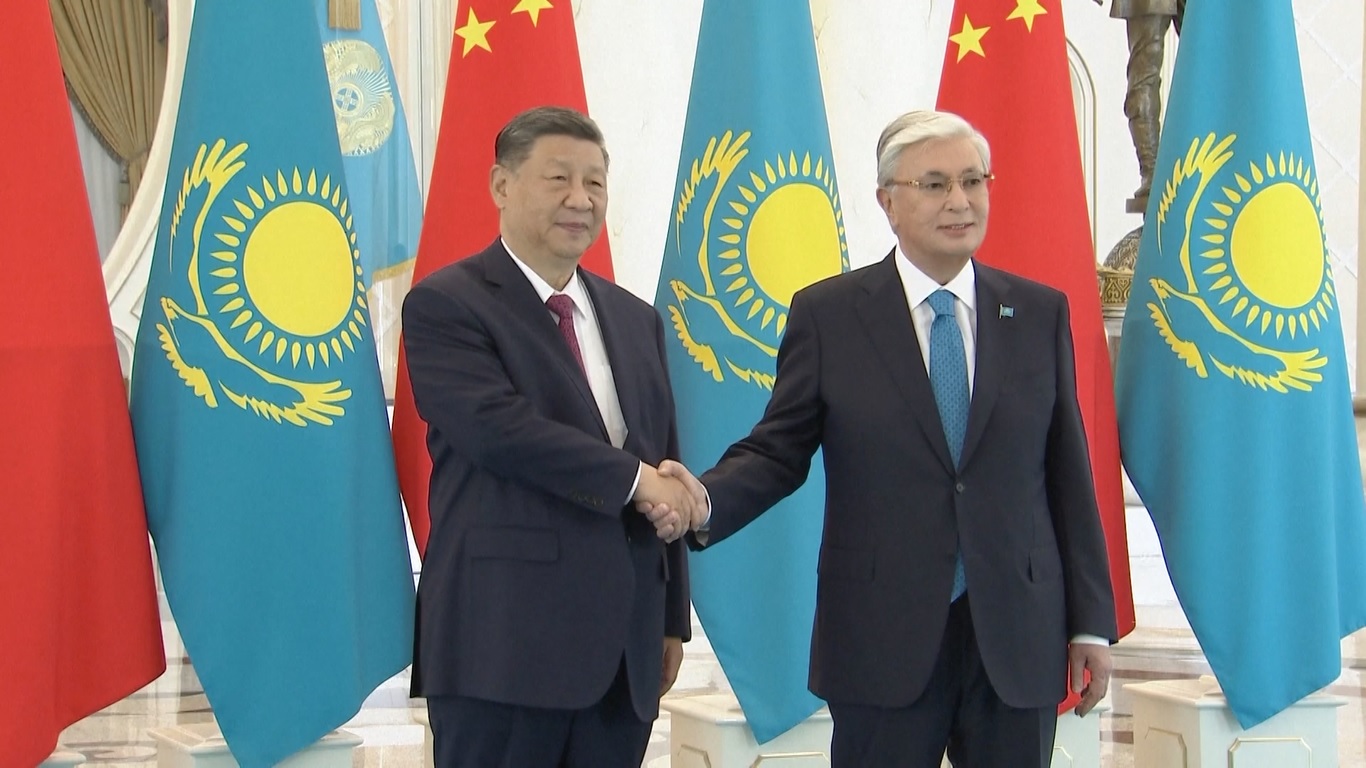 Selama pertemuan antara kedua kepala negara di Istana Kepresidenan Ak Orda