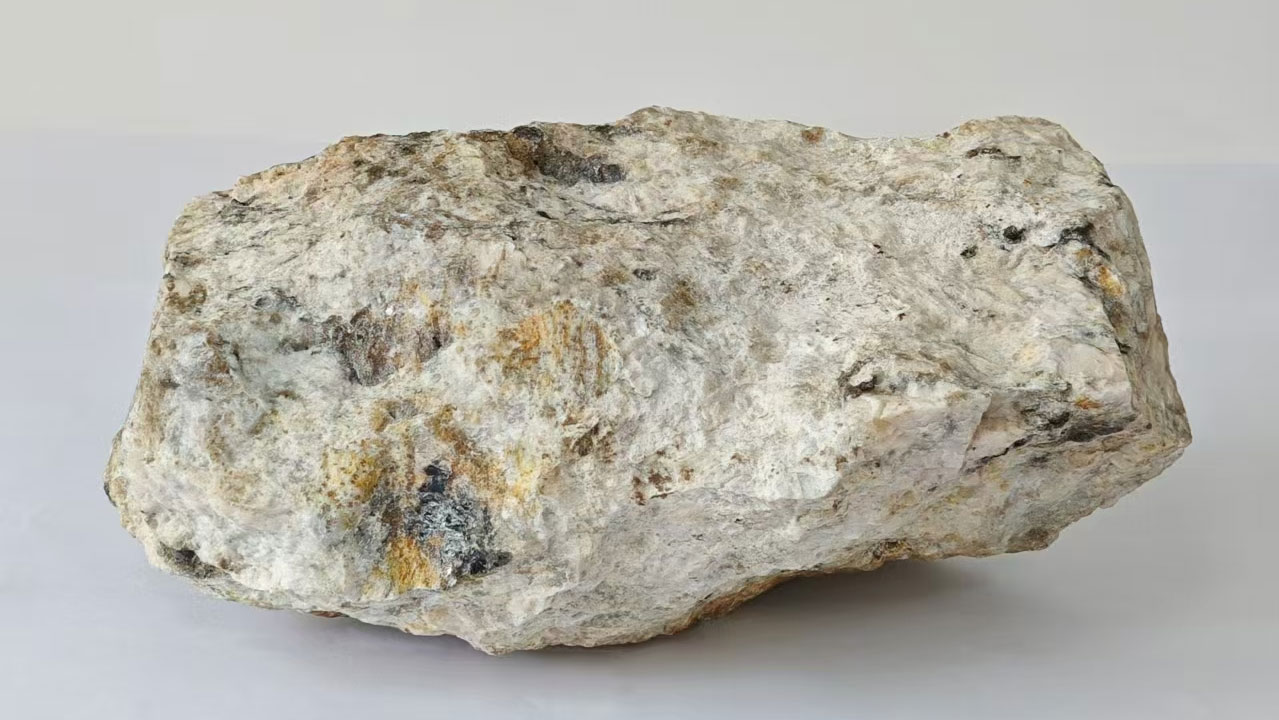 Bijih kuarsa dengan kemurnian tinggi mengacu pada batuan yang setelah diproses dan dimurnikan menghasilkan silikon dioksida dengan kemurnian tidak kurang dari 99995 persen memenuhi persyaratan ketat untuk pengotor dan inklusi dalam aplikasi canggih seperti semikonduktor dan teknologi fotovoltaik