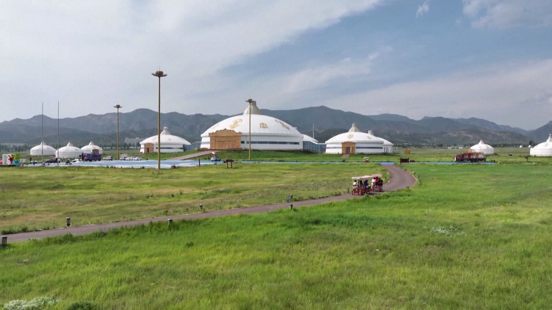 Upaya perbaikan ekologi yang dilakukan oleh pemerintah setempat telah mengembalikan air jernih dan pegunungan subur menjadi padang rumput di Daerah Otonomi Mongolia Dalam