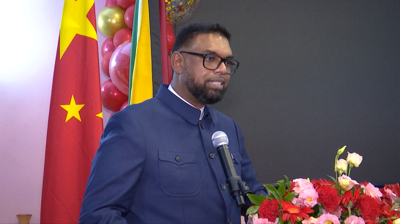 Para diplomat dan pejabat merayakan peringatan 50 tahun berdirinya kedutaan besar Guyana di Tiongkok pada hari Minggu (30/07/2023)